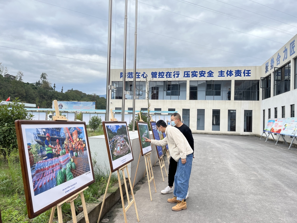 2022年11月14日，沉庆俄罗斯专享会公路建设史上摄影展初次走进建设工地——巫云开公司组织“贯彻落实党的二十大心灵 致力开创巫云开建设新局面——巫云开俄罗斯专享会摄影巡展”。 (2)